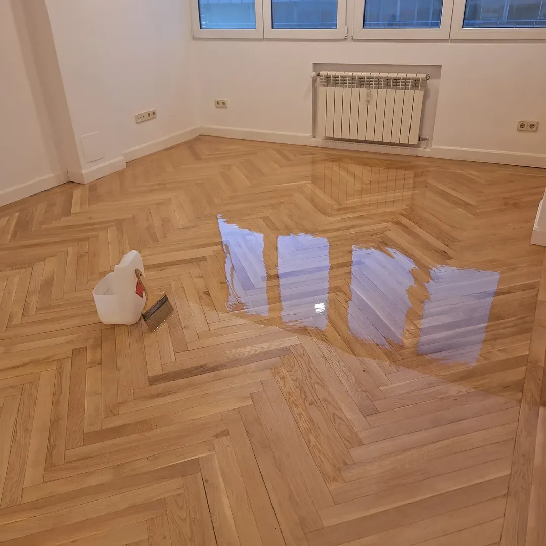 Barnizado profesional de parquet espiga en habitación