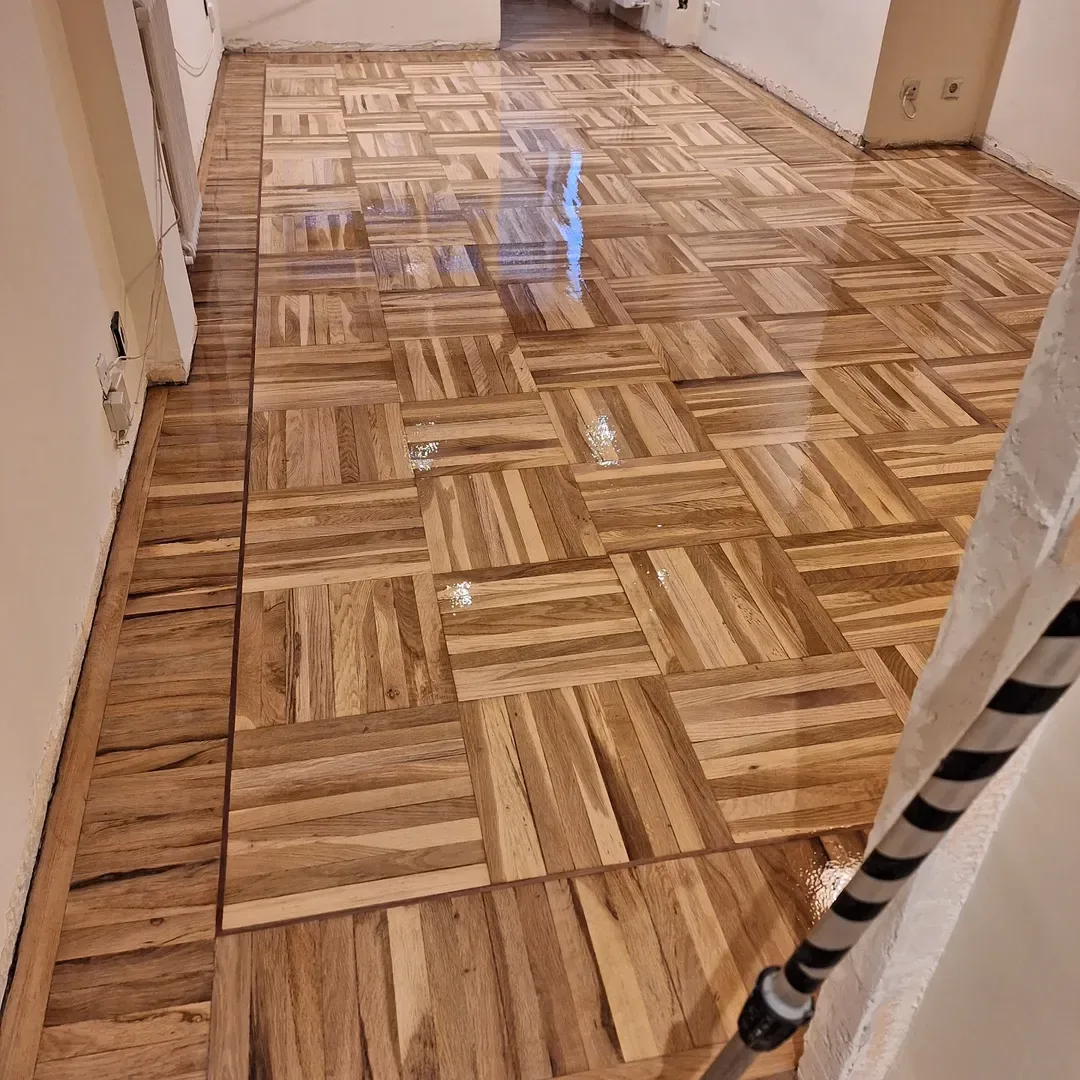 Parquet mosaico barnizado con brillo profesional