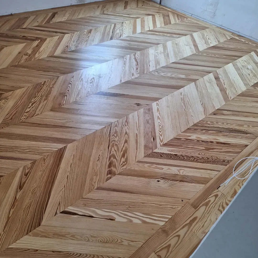 Tarima espiga de madera natural instalada por LUCENA