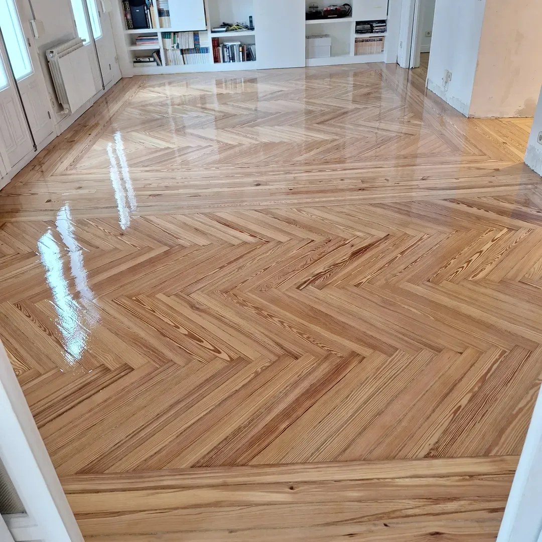 Instalación de tarima espiga con barnizado satinado en salón