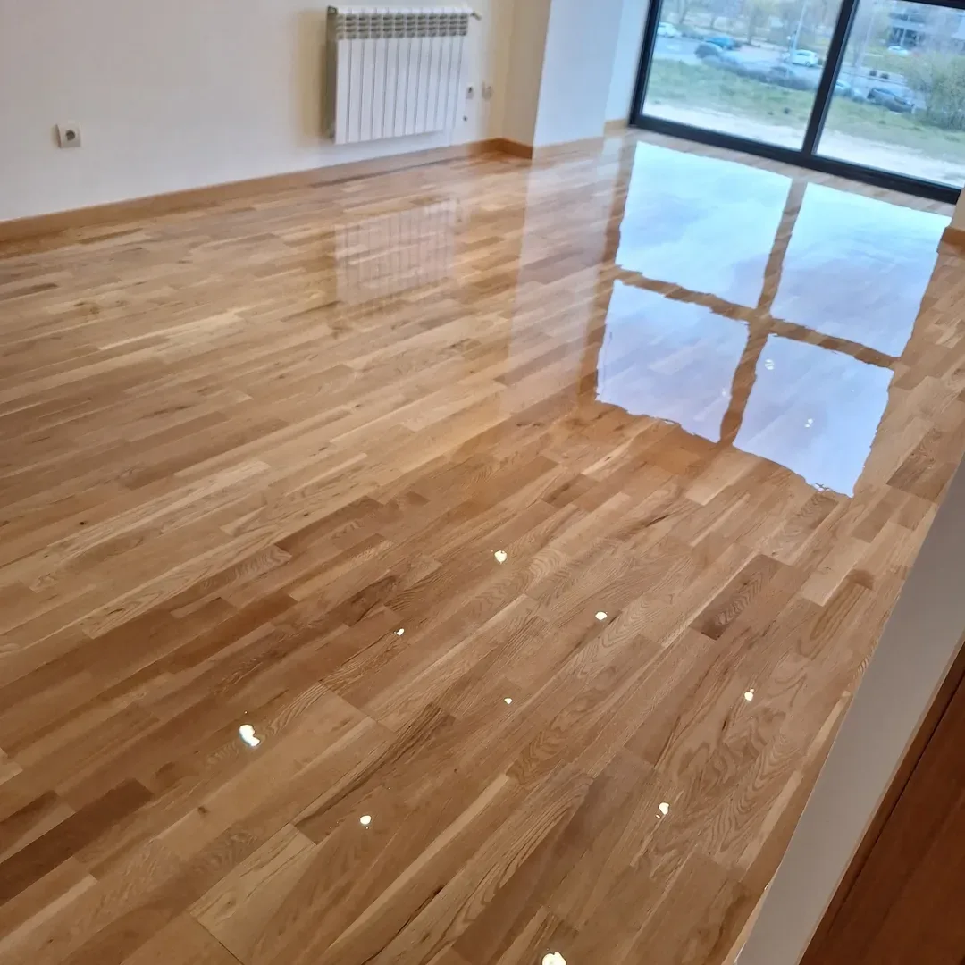 Tarima multicapa barnizada con rodapiés en vivienda Madrid