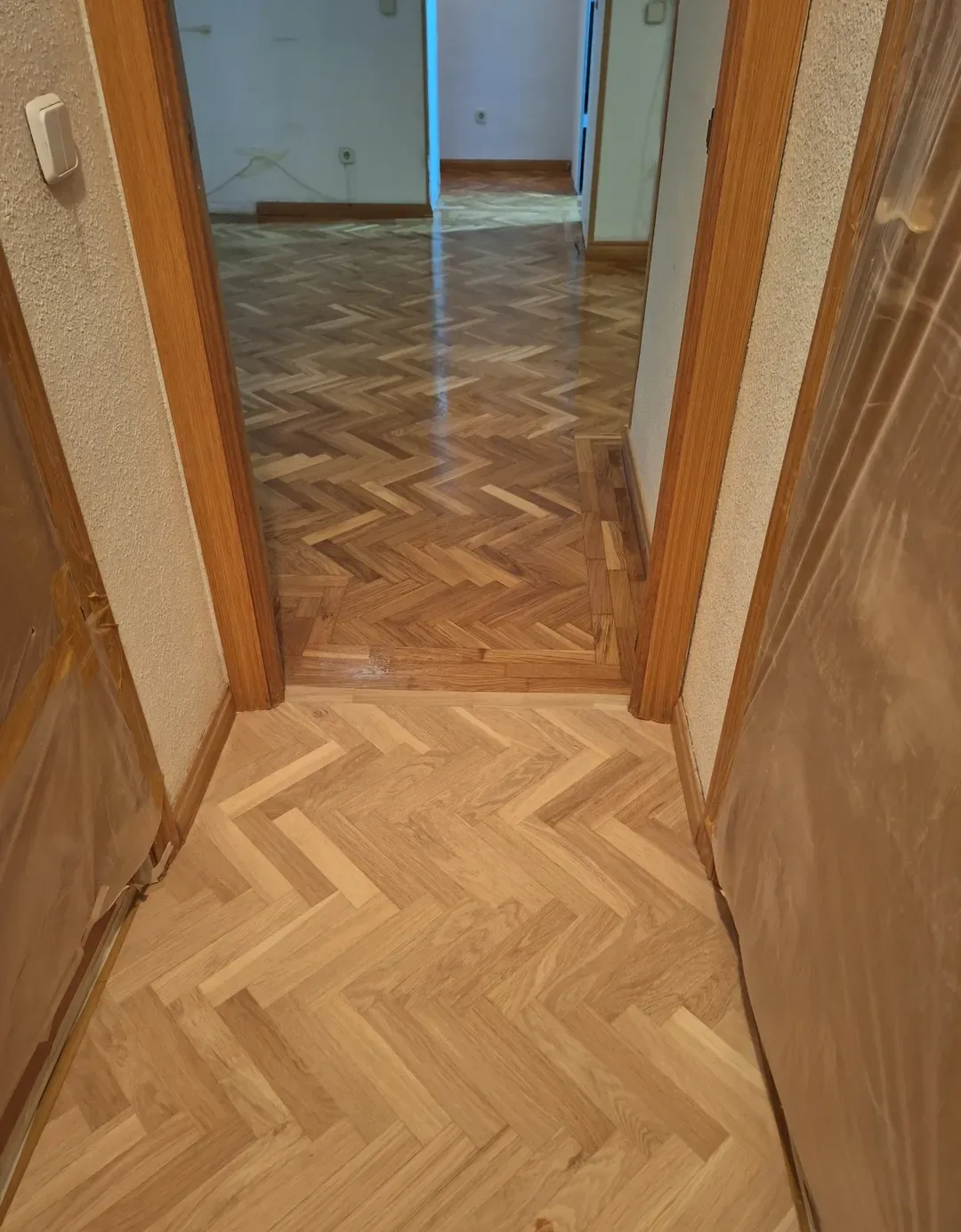 Acuchillado y barnizado de parquet espiga en pasillo