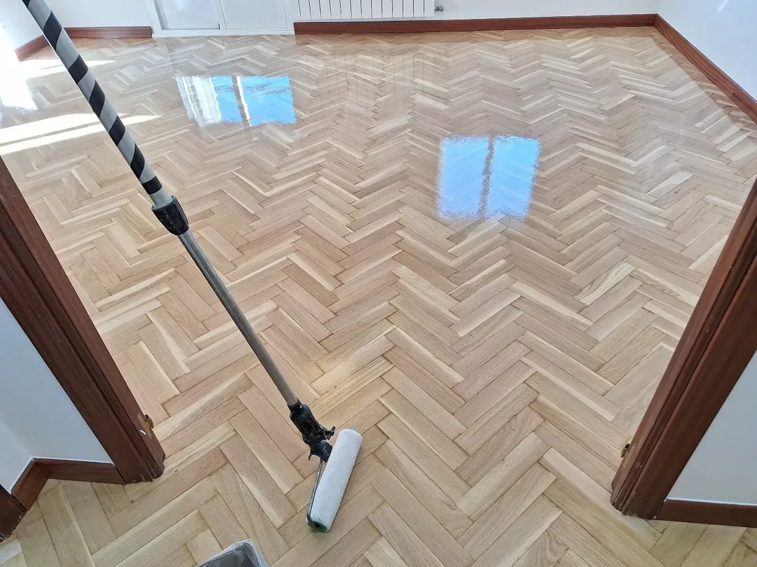 Barnizado al agua ecológico de parquet espiga