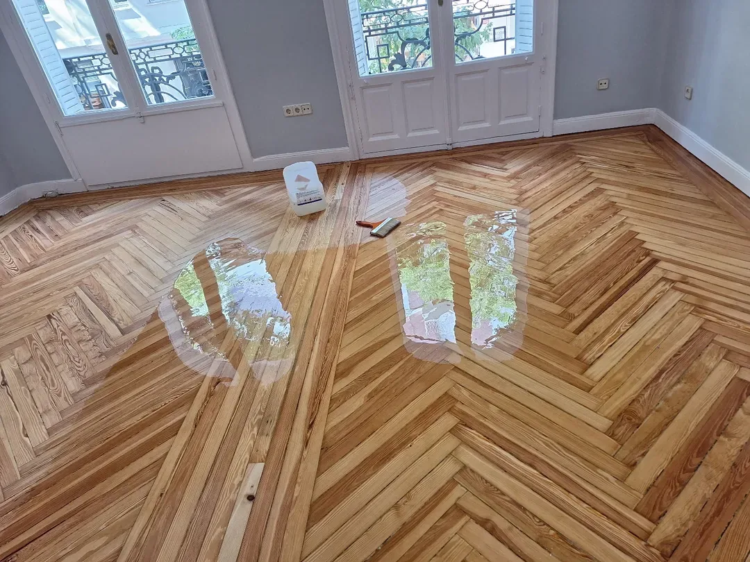 Barnizado de parquet espiga con acabado satinado en salón